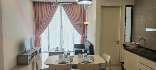 Zimmer mit einem Tisch und einem großen Fenster in der Unterkunft D'Pristine締金城-新山樂高樂園旁-清新主題房 in Nusajaya