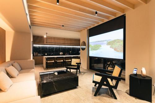 sala de estar con sofá y pantalla grande en mysa fuji, en Fujikawaguchiko