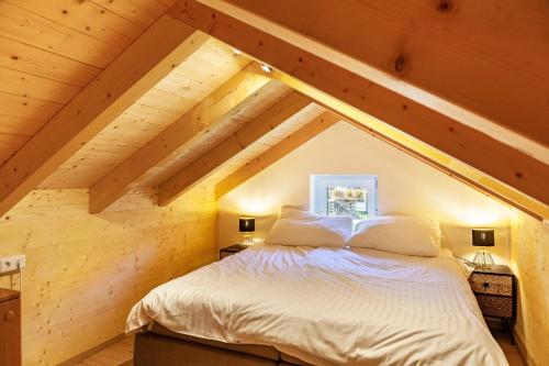 a bedroom with a bed in the attic at Bubbelen aan de piste in Kötschach