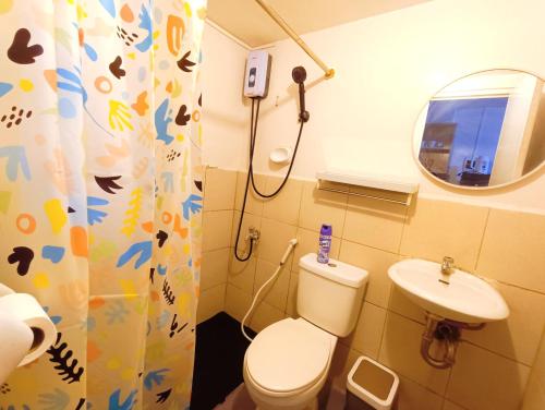 ein kleines Bad mit WC und Waschbecken in der Unterkunft UNO'S Place with Karaoke,Wifi,Netflix and Balcony in Anabu Primero