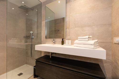 EsteponaAL-1112 2 Bed Alcazaba Lagoon的带白色水槽和淋浴的浴室