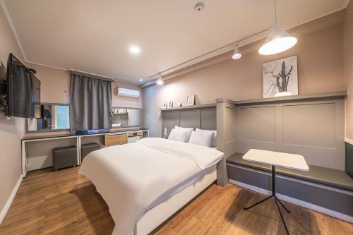 1 dormitorio con 1 cama y TV. en HOTEL STAY AYANA DAEJEON, en Daejeon