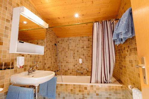 萊括塞的住宿－Camp Suisse @ The Télécabine，浴室配有盥洗盆和浴缸。