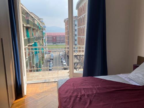 1 dormitorio con cama y ventana grande en ToPlay! en Turín