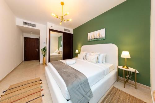 Postel nebo postele na pokoji v ubytování Elegant 1BR with Sea View near Barasti Beach Club
