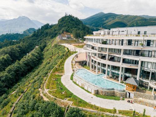 Lady Hill Sapa Resort — Pool view