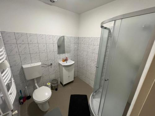 Ένα μπάνιο στο Maláta Homes