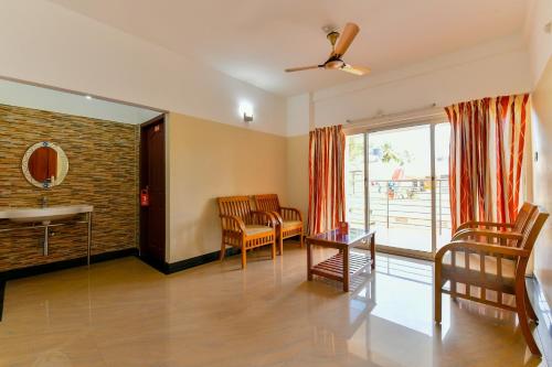 Trippapur的住宿－OYO Flagship Uthradam Towers，客厅设有水槽和镜子