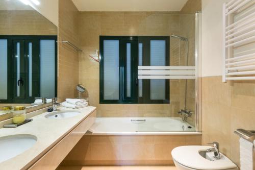 y baño con 2 lavabos y bañera. en El Oasis Malasia 16 Bajo A, en Fuente Alamo