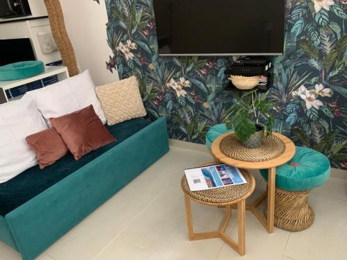 un salon avec un canapé et une table dans l'établissement L'îlot Bornala, à Nice