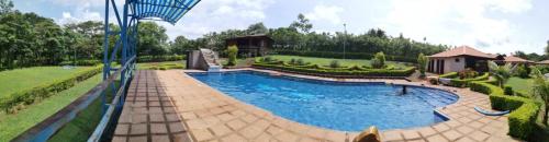 una gran piscina en un patio con una casa en Finca Vicky y el El abuelo, en Labrador