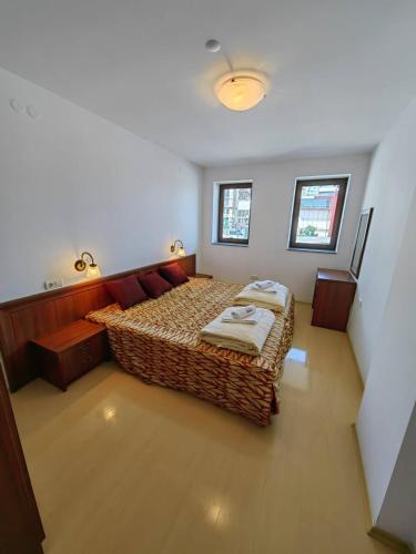ein Schlafzimmer mit einem großen Bett in einem Zimmer in der Unterkunft Gondola Paradise - 50m Away, 250mbps Wi-fi in Bansko