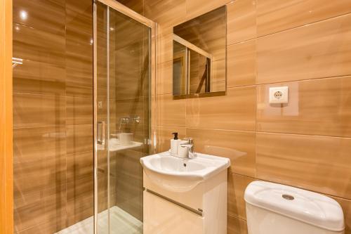 uma casa de banho com um WC, um lavatório e um chuveiro em Altido Central & spacious apt in Porto no Porto