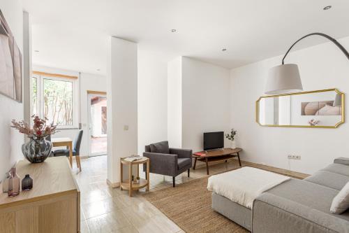 uma sala de estar branca com um sofá e uma cadeira em Altido Central & spacious apt in Porto no Porto