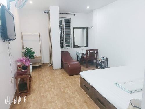 Zimmer mit einem Bett, einem Stuhl und einem TV in der Unterkunft Sao Mai Hotel - 35 Cổ Linh- by Bay Luxury 