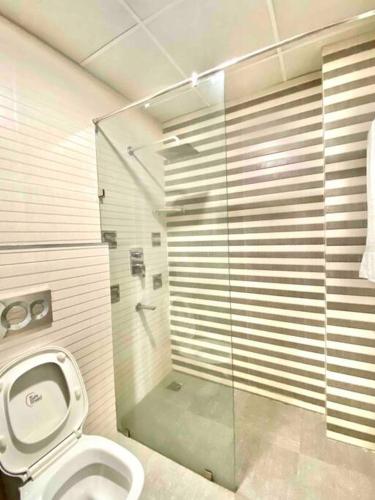 Koupelna v ubytování Mirana House - A Tasteful 4BHK Condo with Views!