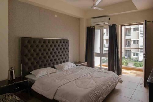 Postel nebo postele na pokoji v ubytování Mirana House - A Tasteful 4BHK Condo with Views!