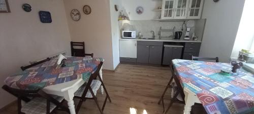 cocina y comedor con mesa y sillas en Къща за гости DANI DREAM en Sapareva Banya