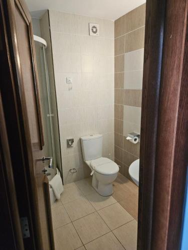 y baño con aseo y lavamanos. en APT Properties en Čukarica