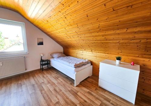Habitación con cama y techo de madera. en Cozy Apartment in Klein-Winternheim, en Klein-Winternheim