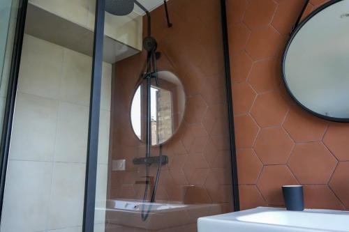 y baño con ducha y espejo. en Le Clos de St Val 4, en Saint-Valery-sur-Somme