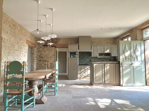 伊塞爾河畔羅芒的住宿－Domaine des Balmes，一间厨房,内设一张木桌