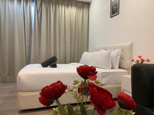 ein Schlafzimmer mit 2 Betten mit roten Rosen auf dem Boden in der Unterkunft RS Suites In Bukit Bintang in Kuala Lumpur