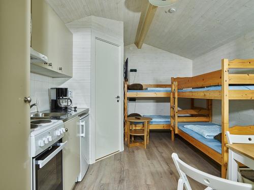 - une cuisine avec 2 lits superposés dans une chambre dans l'établissement Sudersand Resort, à Fårö