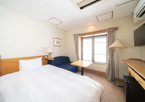 a hotel room with a bed and a window at Saka no Hotel Tretio Ochanomizu in Tokyo