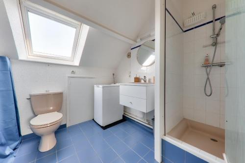 une salle de bain avec toilettes, douche et lavabo dans l'établissement Appartement pour 6 - 400 plage du Fogeo, à Arzon
