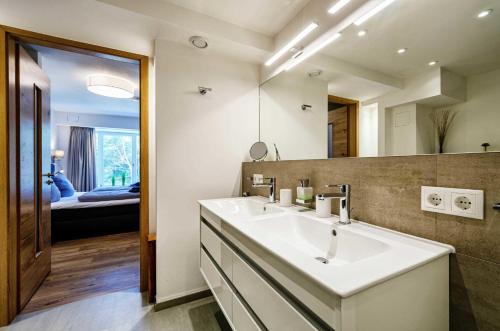 een badkamer met een wastafel en een spiegel bij FeWo Prora - Moin in Binz