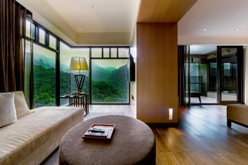 ein Wohnzimmer mit einem Sofa und einem Tisch in der Unterkunft Grand View Resort Beitou in Taipeh