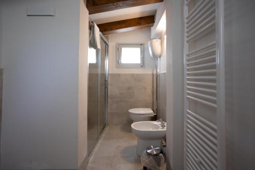 カスティリオーン・フィオレンティーノにあるCasa Legnaiaのバスルーム(トイレ、洗面台付)