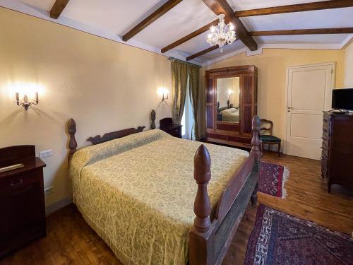 カスティリオーン・フィオレンティーノにあるCasa Legnaiaのベッドルーム(大型ベッド1台、鏡付)