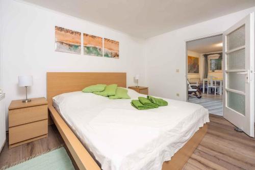 Un dormitorio con una cama con almohadas verdes. en Holiday home in Bribir 34023, en Bribir