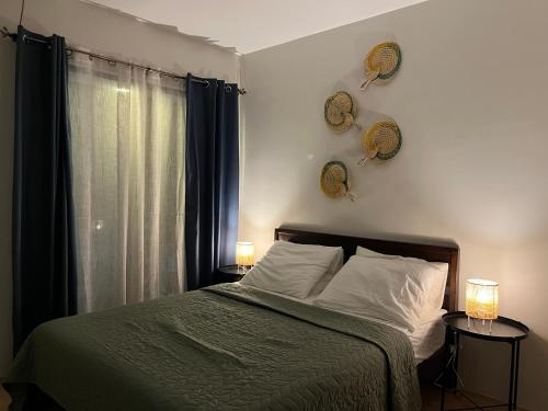- une chambre avec un lit, deux lampes et une fenêtre dans l'établissement Mactan Cebu Guesthouse - perfect for families & friends - book now & save!, à Cogon