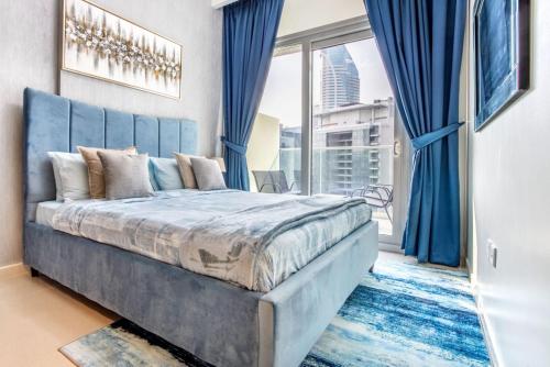 Postel nebo postele na pokoji v ubytování Stunning 1BHK in Reva Residence Business Bay