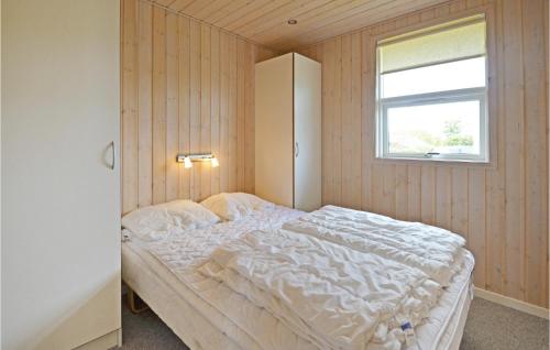 Schlafzimmer mit einem großen Bett und einem Fenster in der Unterkunft Pet Friendly Home In Vinderup With House A Panoramic View in Vinderup