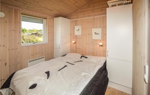 sypialnia z łóżkiem w pokoju z oknem w obiekcie 4 Bedroom Awesome Home In Juelsminde w mieście Sønderby