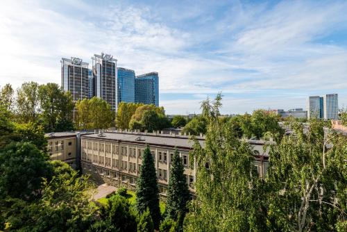 eine Luftansicht einer Stadt mit hohen Gebäuden in der Unterkunft Apartament Tower II Premium - siłownia, sauna - ścisłe centrum by Kairos Apartments in Kattowitz