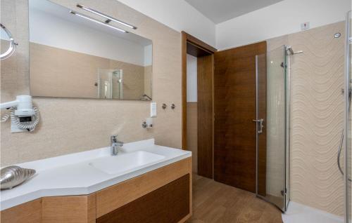 y baño con lavabo y ducha. en Amazing Apartment In Crikvenica With Outdoor Swimming Pool, en Crikvenica