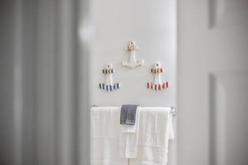 een badkamer met handdoeken aan een handdoekenrek bij Quietside in Camdenton
