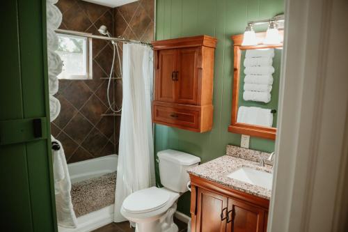 Ένα μπάνιο στο Firefly Cottage