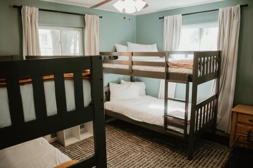 Ένα ή περισσότερα κρεβάτια σε δωμάτιο στο Firefly Cottage
