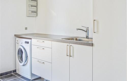 a white kitchen with a sink and a washing machine at 3 Bedroom Cozy Home In Roslev in Durup