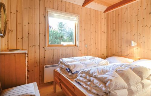 ホーフブルグにある2 Bedroom Beautiful Home In Hovborgの窓付きの木造の部屋のベッド1台