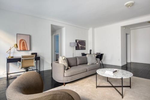 Зона вітальні в Midtown 2br w doorman wd nr Central Park NYC-1246