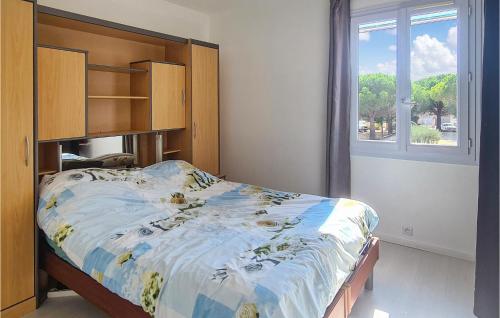 une chambre avec un lit et une fenêtre dans l'établissement Awesome Home In La Londe Les Maures, à La Londe-les-Maures