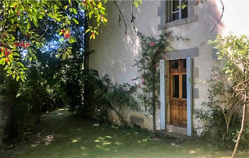 Taman di luar Château De Vèze