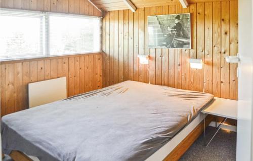 Sindrupにある2 Bedroom Gorgeous Home In Hurup Thyの木製の壁のベッドルーム1室